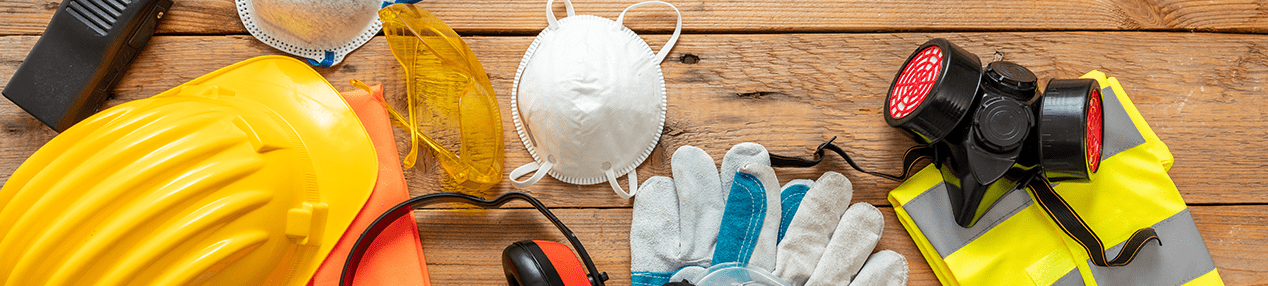 image d'une personne munie d'un casque de chantier pour symboliser la s&eacute;curit&eacute; au travail, infos Carif-Oref Provence - Alpes - C&ocirc;te d'Azur